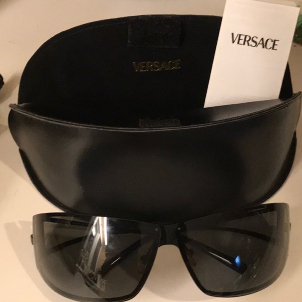 Designer Versace sunglasses - Picture 7 of 8